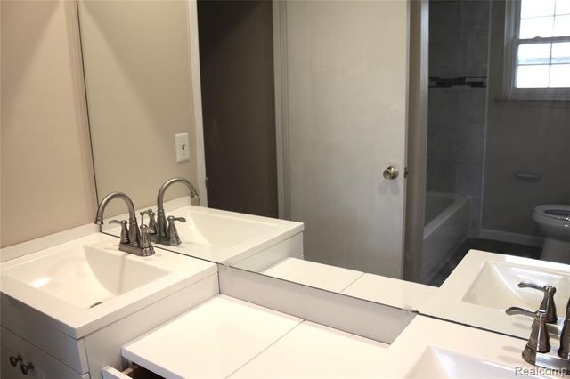 789 Dressler Lane, Rochester Hills, MI 48307