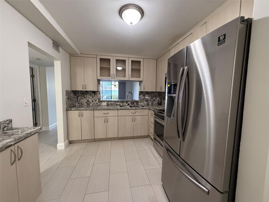 1001 Colony Point Cir 107, Pembroke Pines, FL 33026