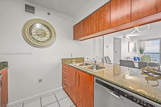 1200 Brickell Bay Dr 2502, Miami, FL 33131