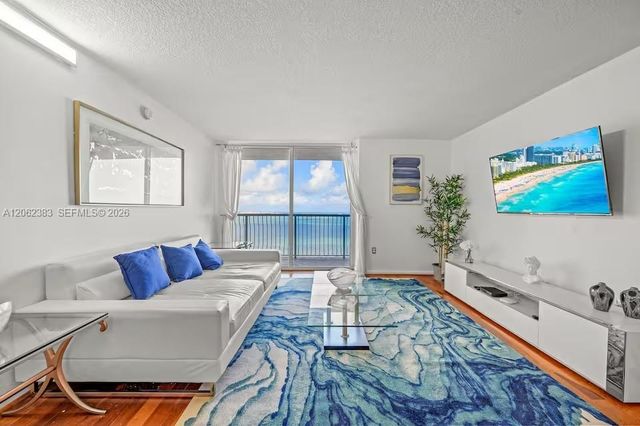 1200 Brickell Bay Dr 2502, Miami, FL 33131