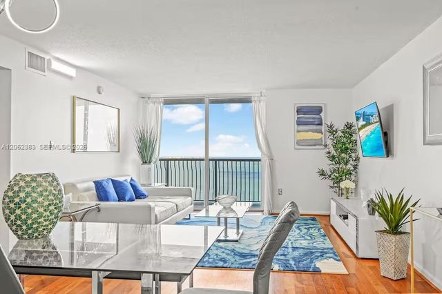 1200 Brickell Bay Dr 2502, Miami, FL 33131