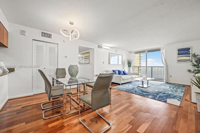 1200 Brickell Bay Dr 2502, Miami, FL 33131