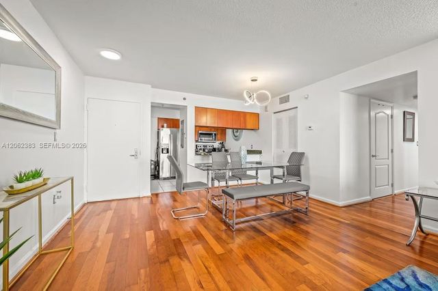 1200 Brickell Bay Dr 2502, Miami, FL 33131