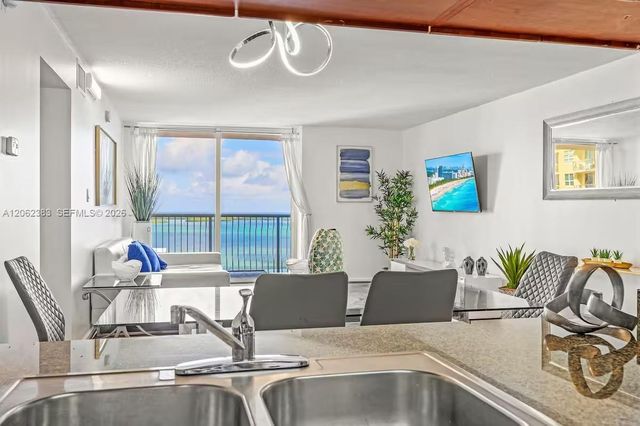 1200 Brickell Bay Dr 2502, Miami, FL 33131