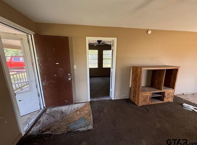 582 E Main St, Van, TX 75790