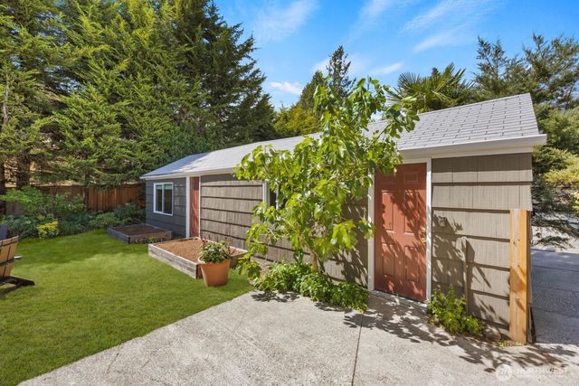 11205 Phinney Avenue N, Seattle, WA 98133