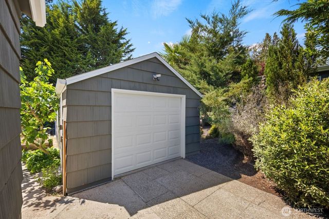 11205 Phinney Avenue N, Seattle, WA 98133