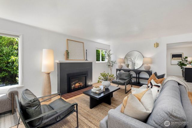 11205 Phinney Avenue N, Seattle, WA 98133
