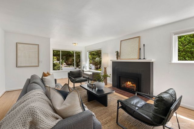 11205 Phinney Avenue N, Seattle, WA 98133