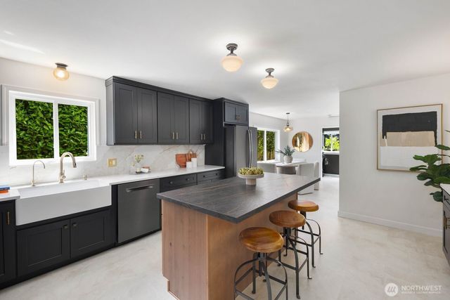 11205 Phinney Avenue N, Seattle, WA 98133