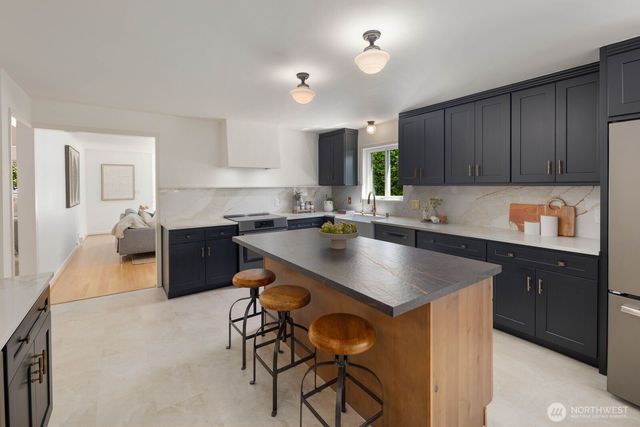 11205 Phinney Avenue N, Seattle, WA 98133