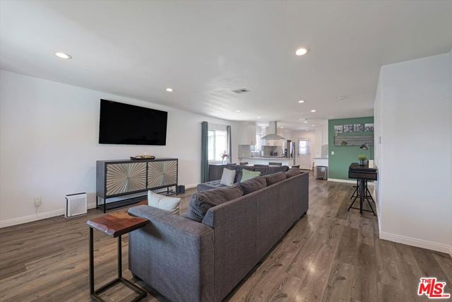 3447 9th Avenue, Los Angeles, CA 90018