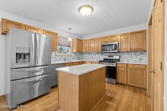 6634 Calm River Way, Louisville, KY 40299