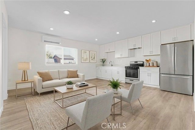 11513 Berendo, Los Angeles, CA 90044