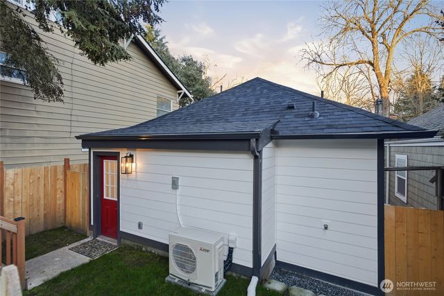 1927 42nd Avenue SW, Seattle, WA 98116