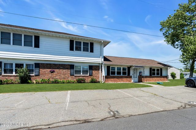 2 Utah Drive 143, Matawan, NJ 07747