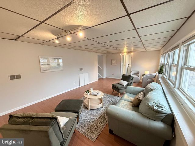 149 LAKE DR, Downingtown, PA 19335