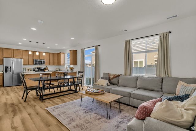 1954 W PARKVIEW DR, Syracuse, UT 84075