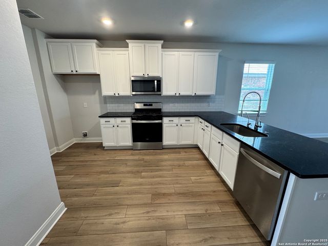 9342 Crestway Rd, Converse, TX 78109