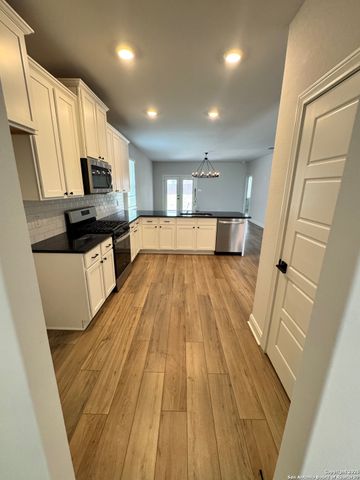 9342 Crestway Rd, Converse, TX 78109