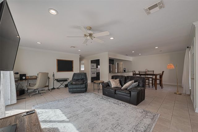 24 Champions Colony E, Houston, TX 77069