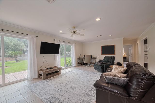 24 Champions Colony E, Houston, TX 77069