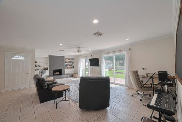 24 Champions Colony E, Houston, TX 77069
