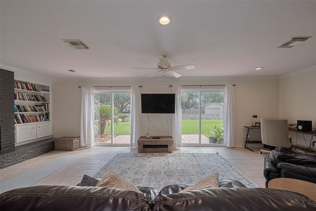 24 Champions Colony E, Houston, TX 77069