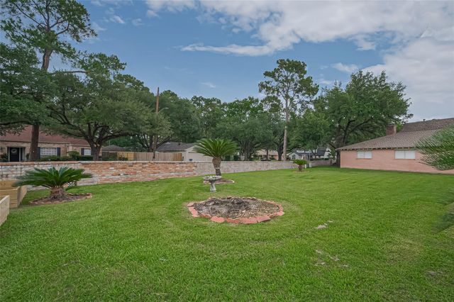 24 Champions Colony E, Houston, TX 77069