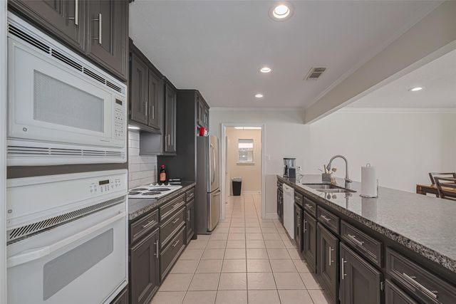 24 Champions Colony E, Houston, TX 77069