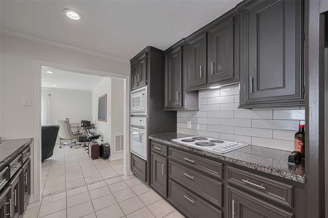 24 Champions Colony E, Houston, TX 77069