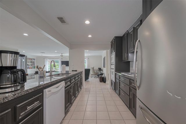 24 Champions Colony E, Houston, TX 77069