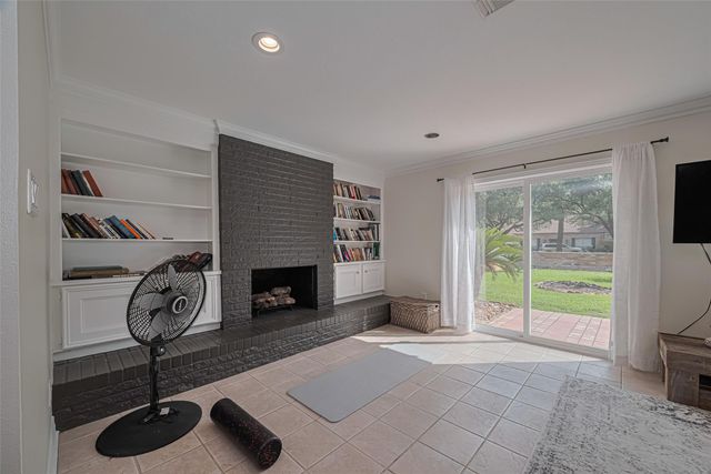 24 Champions Colony E, Houston, TX 77069