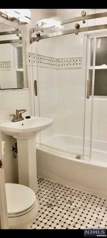 15 Brook Street, Mahwah, NJ 07430