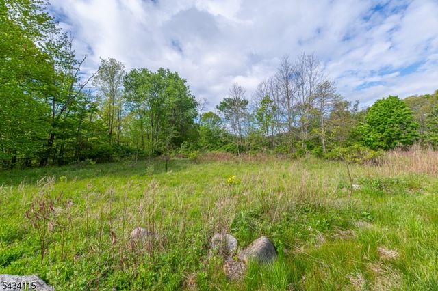 28 Brooklyn Stanhope Rd, Hopatcong Boro, NJ 07874