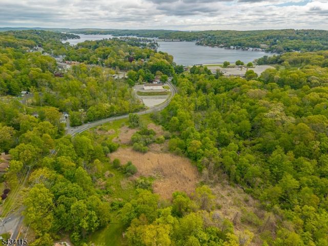 28 Brooklyn Stanhope Rd, Hopatcong Boro, NJ 07874