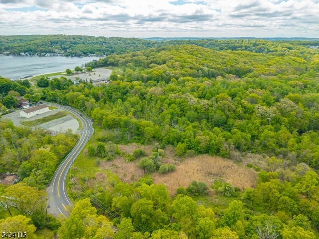 28 Brooklyn Stanhope Rd, Hopatcong Boro, NJ 07874