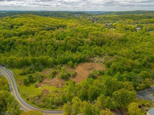 28 Brooklyn Stanhope Rd, Hopatcong Boro, NJ 07874