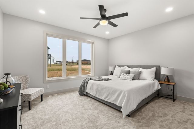 1282 S 92nd Street, West Des Moines, IA 50266