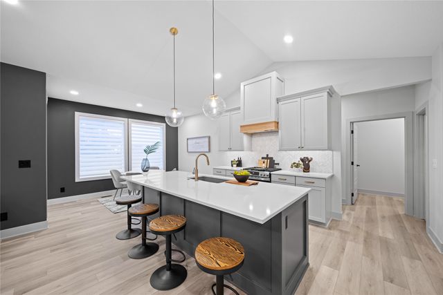 1282 S 92nd Street, West Des Moines, IA 50266