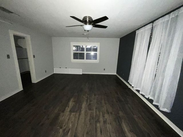 406 Hidden Creek Circle, Sealy, TX 77474