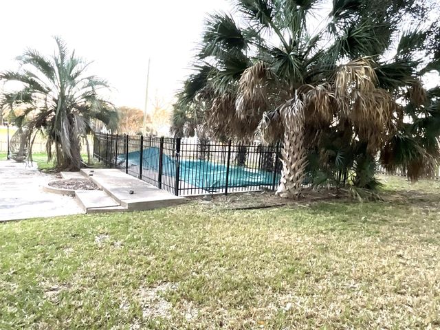 406 Hidden Creek Circle, Sealy, TX 77474