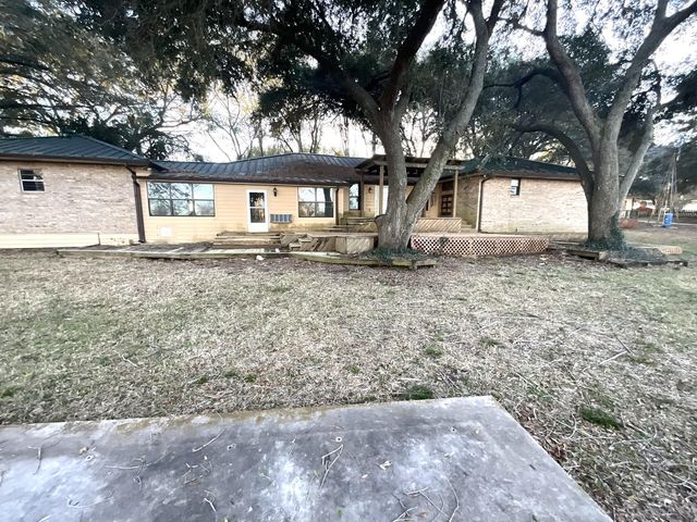 406 Hidden Creek Circle, Sealy, TX 77474