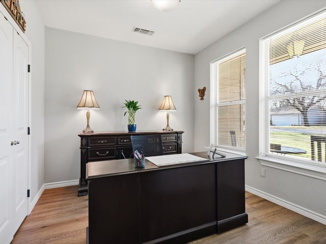 913 Carpenter Street, Azle, TX 76020