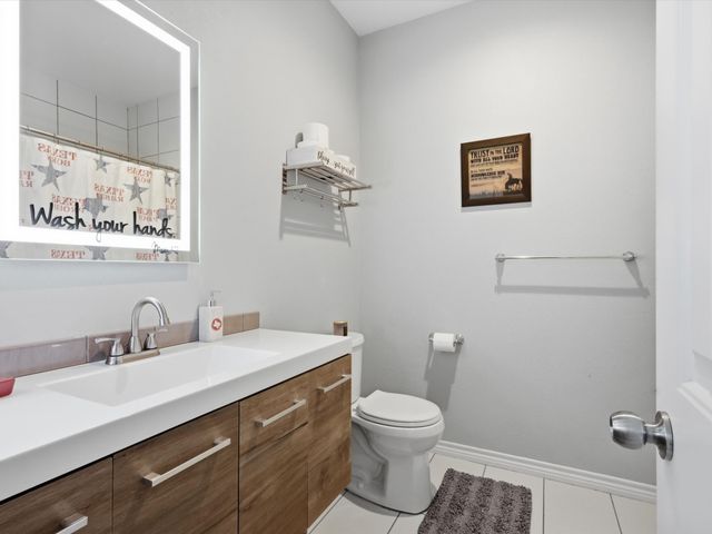 913 Carpenter Street, Azle, TX 76020