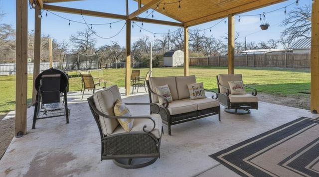 913 Carpenter Street, Azle, TX 76020