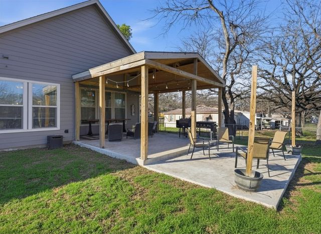 913 Carpenter Street, Azle, TX 76020