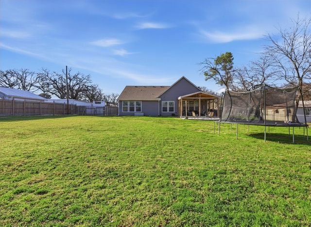 913 Carpenter Street, Azle, TX 76020
