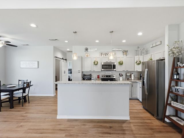 913 Carpenter Street, Azle, TX 76020