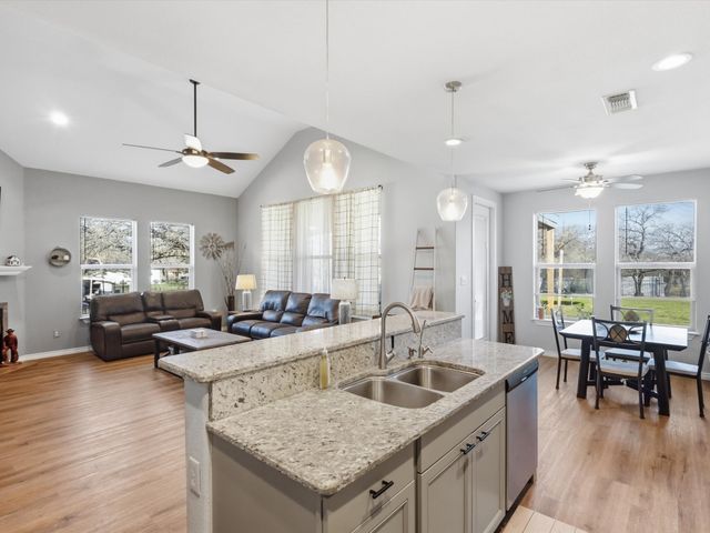 913 Carpenter Street, Azle, TX 76020